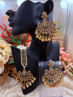 Load image into Gallery viewer, Sonam Gold Pearl Tikka Set