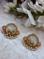 Load image into Gallery viewer, Camel Studs brass gold plated