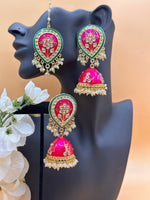 Load image into Gallery viewer, Sonias Kundan Meenakari Tikka Set