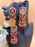 Load image into Gallery viewer, Sonias Kundan Meenakari Tikka Set