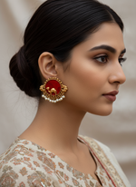 Load image into Gallery viewer, Camel Studs brass gold plated