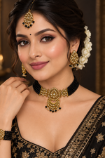 Load image into Gallery viewer, Arshi Crystal beads Indian Choker Set