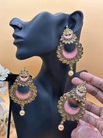 Load image into Gallery viewer, Vedha Baby pink With Gold Tikka Earring Set..