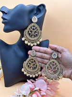 Load image into Gallery viewer, Zoya Golden Tikka Set With White Pearls