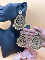 Load image into Gallery viewer, Zoya Golden Tikka Set With White Pearls