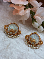 Load image into Gallery viewer, Camel Studs brass gold plated