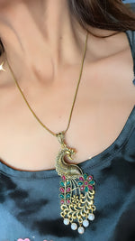 Load image into Gallery viewer, Peacock Insparied Necklace In Gold