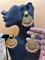 Load image into Gallery viewer, Savreen Baby pink Kundan Tikka Set
