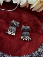 Load image into Gallery viewer, Zafa Oxidised Mirror Choker Maang Tikka Earring set