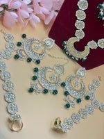 Load image into Gallery viewer, साक्षी का भारतीय कुंदन ब्राइडल सेट