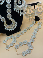 Load image into Gallery viewer, साक्षी का भारतीय कुंदन ब्राइडल सेट