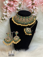 Load image into Gallery viewer, महिलाओं के लिए पारंपरिक गोल्ड पर्ल चोकर नेकलेस सेट