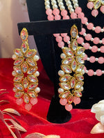 Load image into Gallery viewer, नेत्रा लाइट पीच रंग सफेद मोती का हार सेट