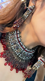 Load image into Gallery viewer, डार्क मैरून इन ब्लैक मेटल पाकिस्तानी चोकर सेट