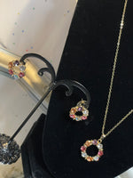 Load image into Gallery viewer, रंगीन स्फटिक अंगूठी वाले पेंडेंट सेट के साथ सोने की चेन