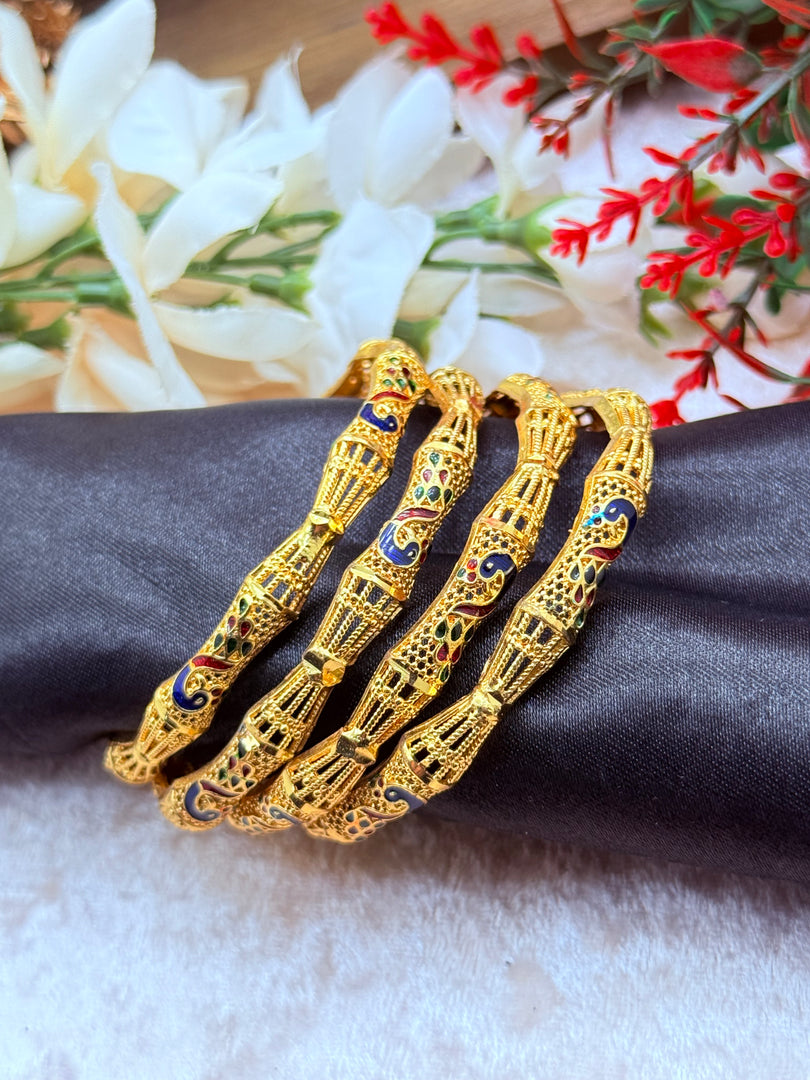 मोर डिज़ाइन वाली सोने की परत वाली चूड़ियाँ