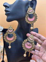 Load image into Gallery viewer, Vedha Baby pink With Gold Tikka Earring Set..