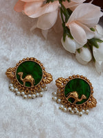 Load image into Gallery viewer, Camel Studs brass gold plated
