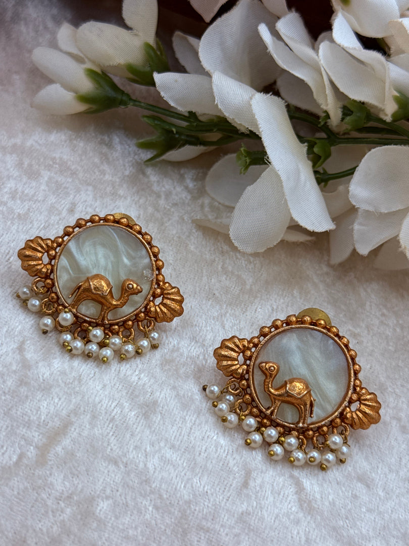 Camel Studs brass gold plated