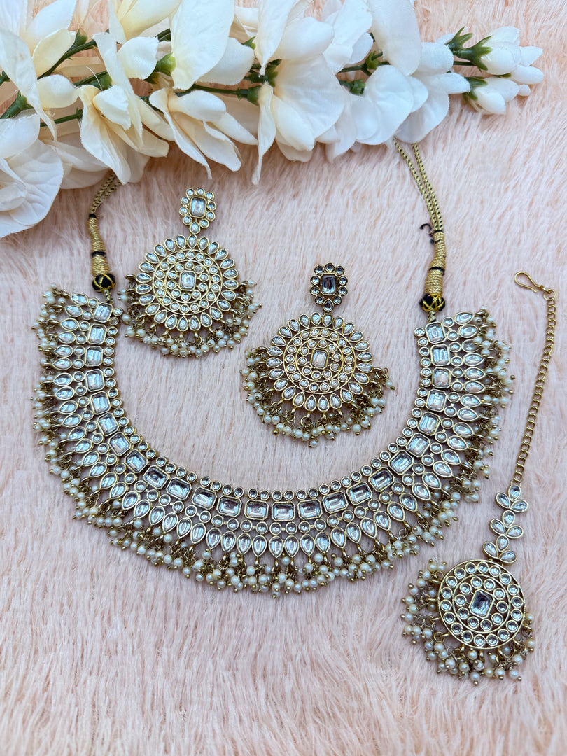 Deepali Kundan Choker Set.