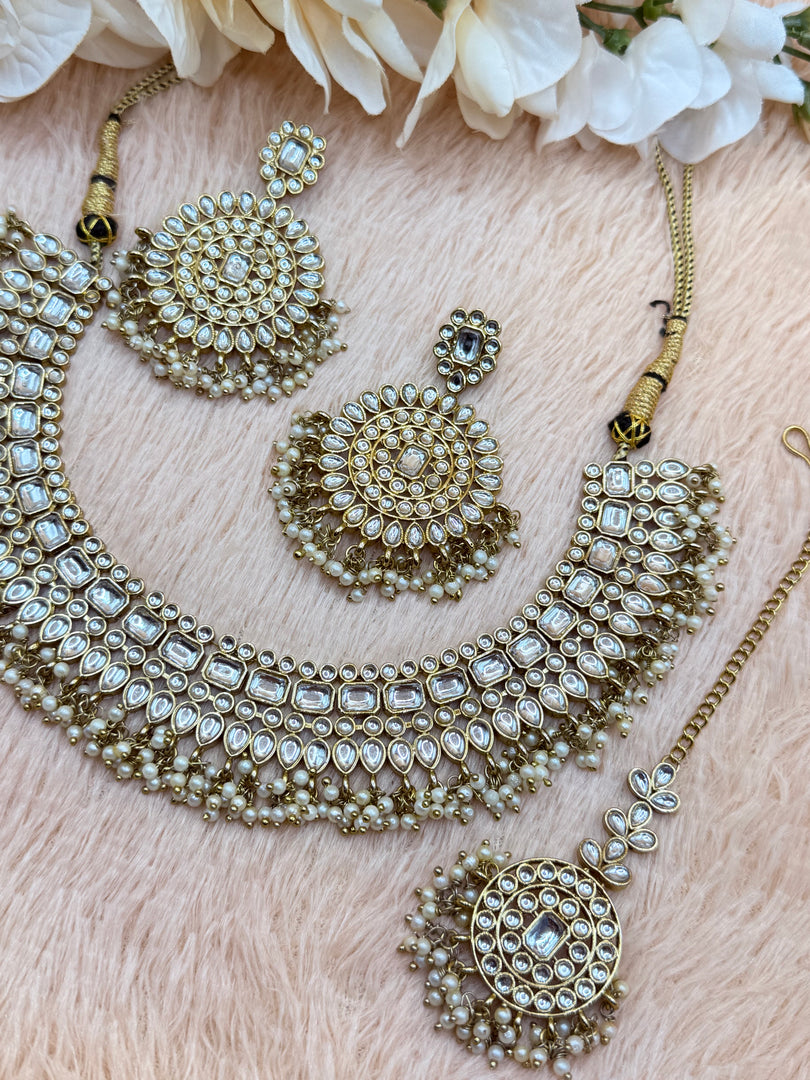 Deepali Kundan Choker Set.