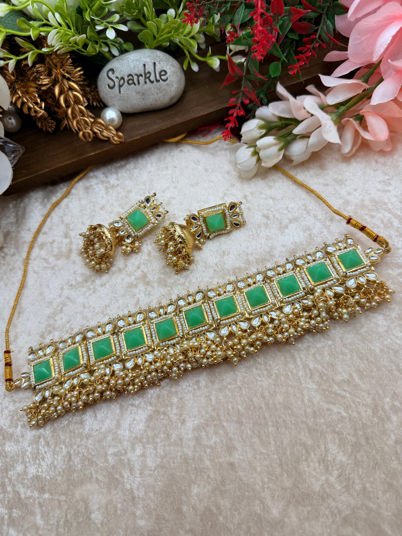 गजरा स्टाइल कुंदन चोकर सेट