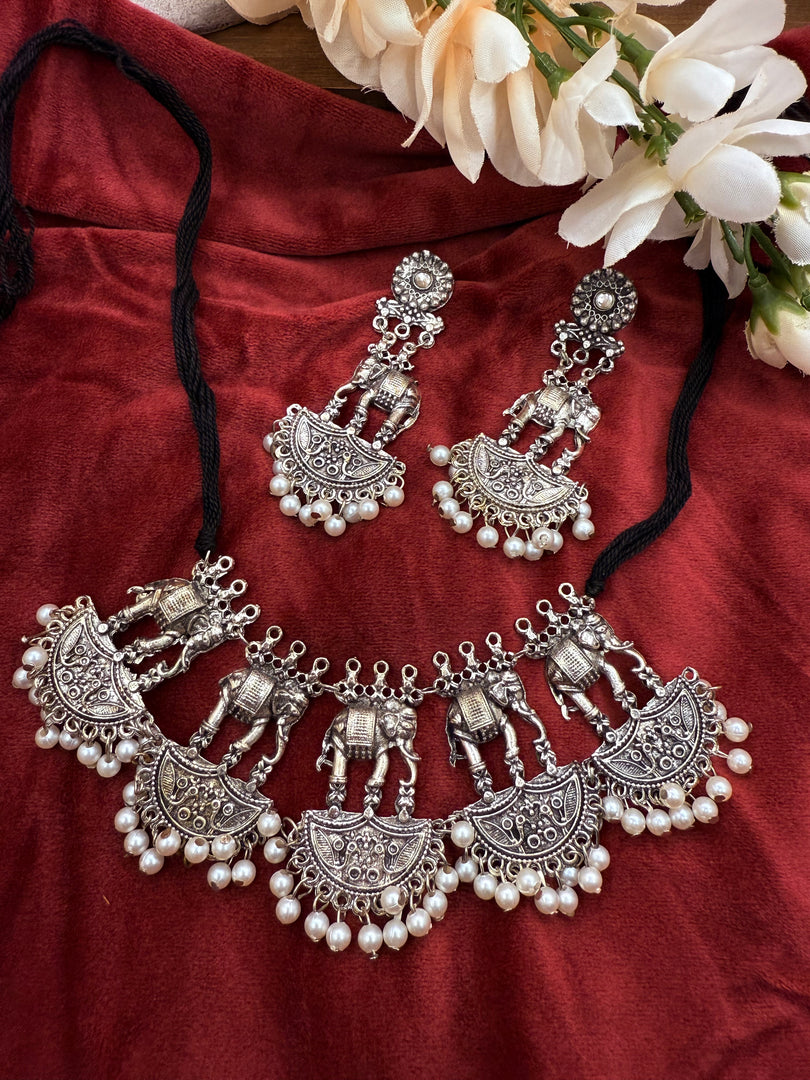 हाटी ऑक्सीडाइज़्ड सिल्वर इंडियन चोकर सेट