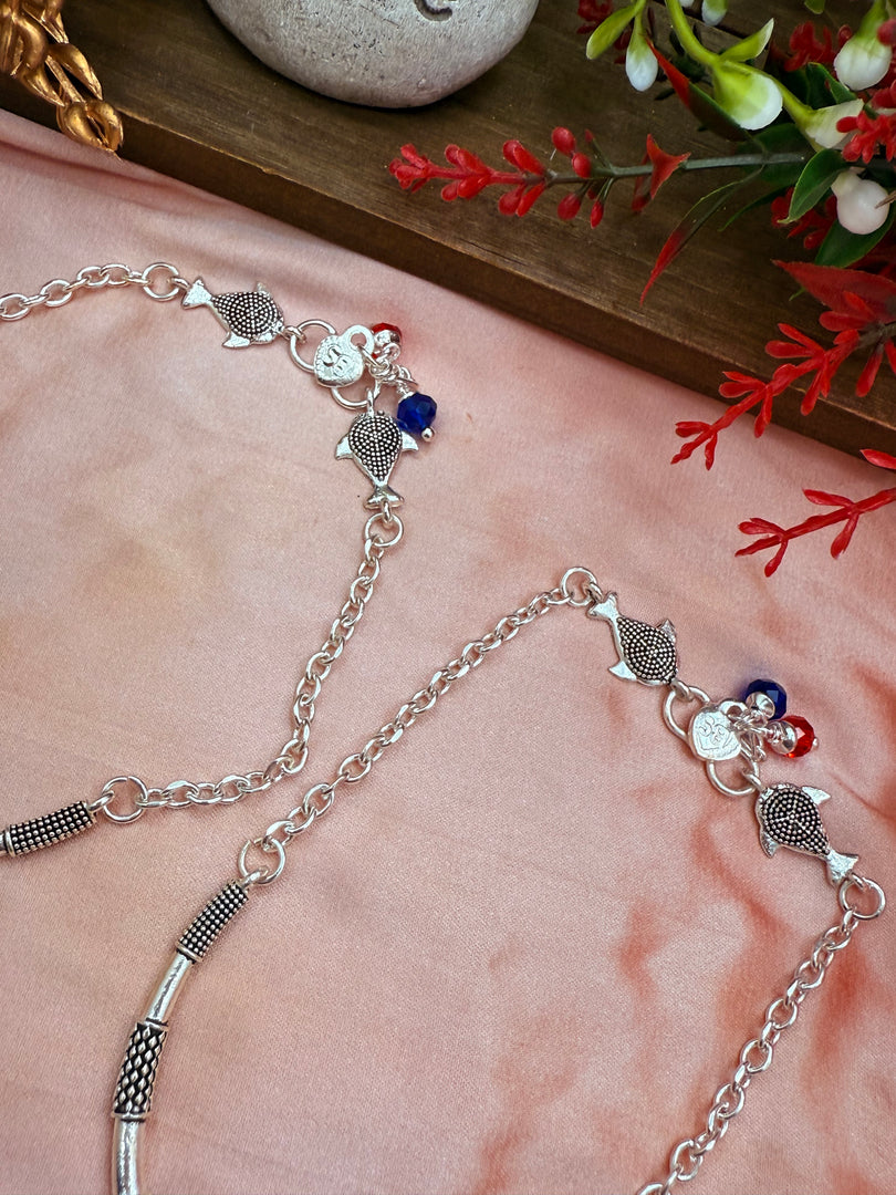 चांदी की पायल संलग्न अंगूठी के साथ