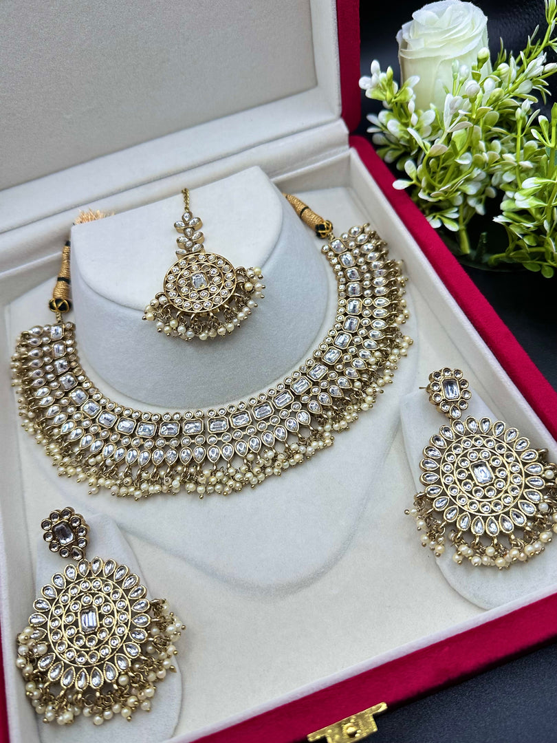 Deepali Kundan Choker Set.