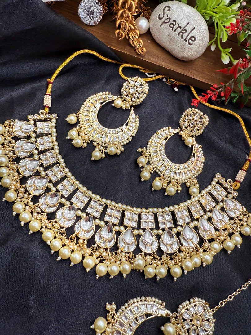 जिया व्हाइट पर्ल कुंदन इंडियन चोकर सेट 