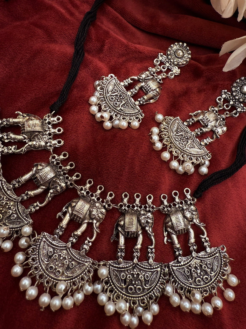 हाटी ऑक्सीडाइज़्ड सिल्वर इंडियन चोकर सेट