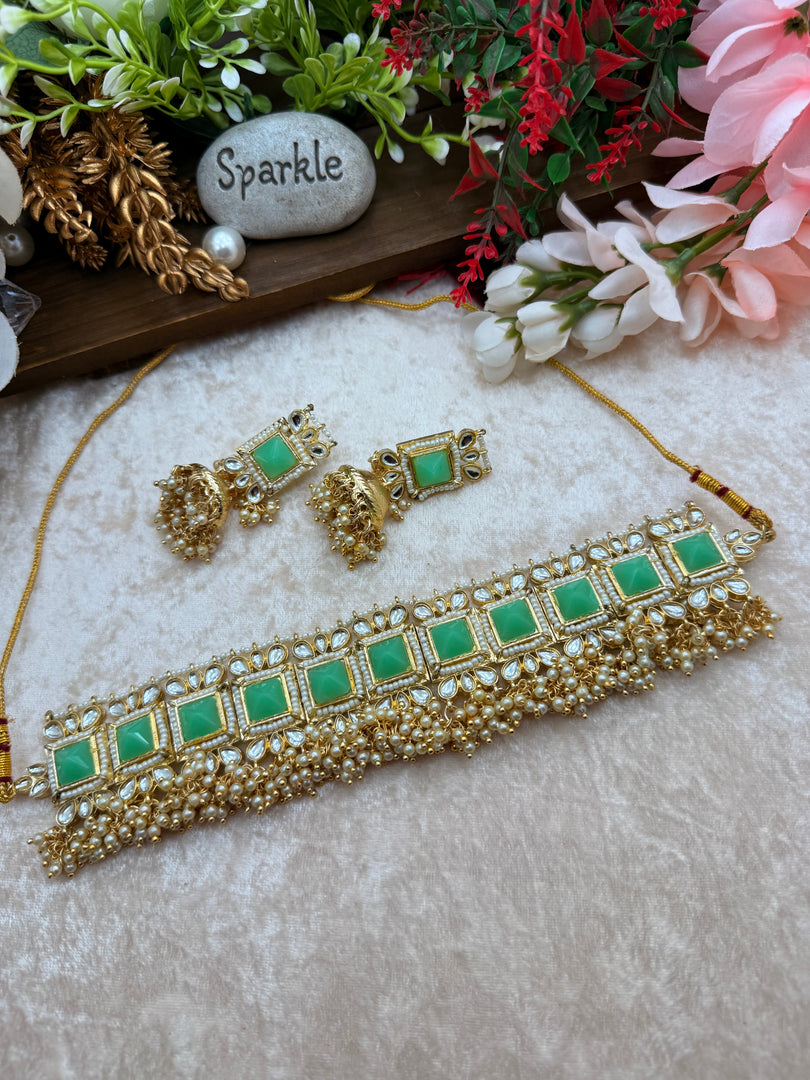 गजरा स्टाइल कुंदन चोकर सेट