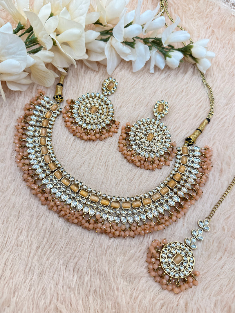 Deepali Kundan Choker Set.