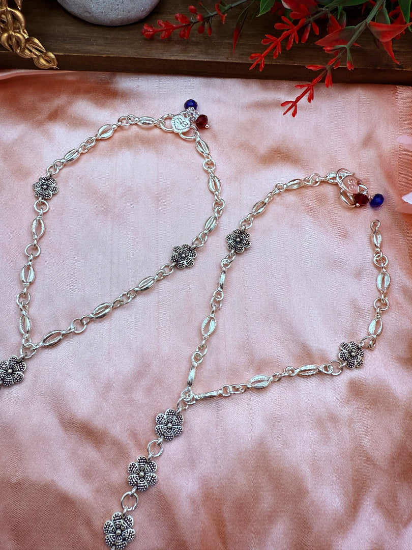 चांदी की पायल अंगूठी के साथ जुड़ी हुई