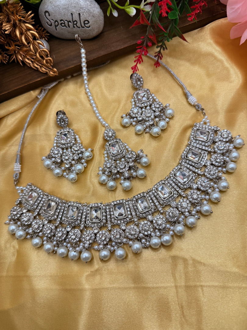 वन्नी गोल्डन चोकर सेट