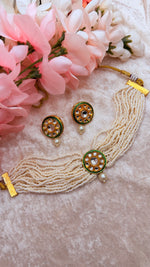 Load image into Gallery viewer, Kundan Beaded choker with earrings