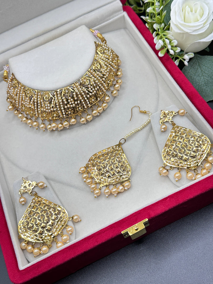 Kavleen Jadau Indian Choker Set