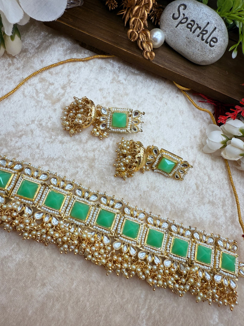 गजरा स्टाइल कुंदन चोकर सेट