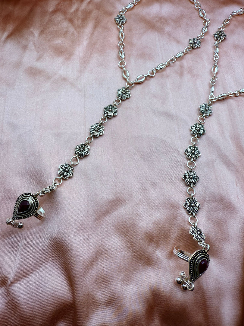 चांदी की पायल अंगूठी के साथ जुड़ी हुई