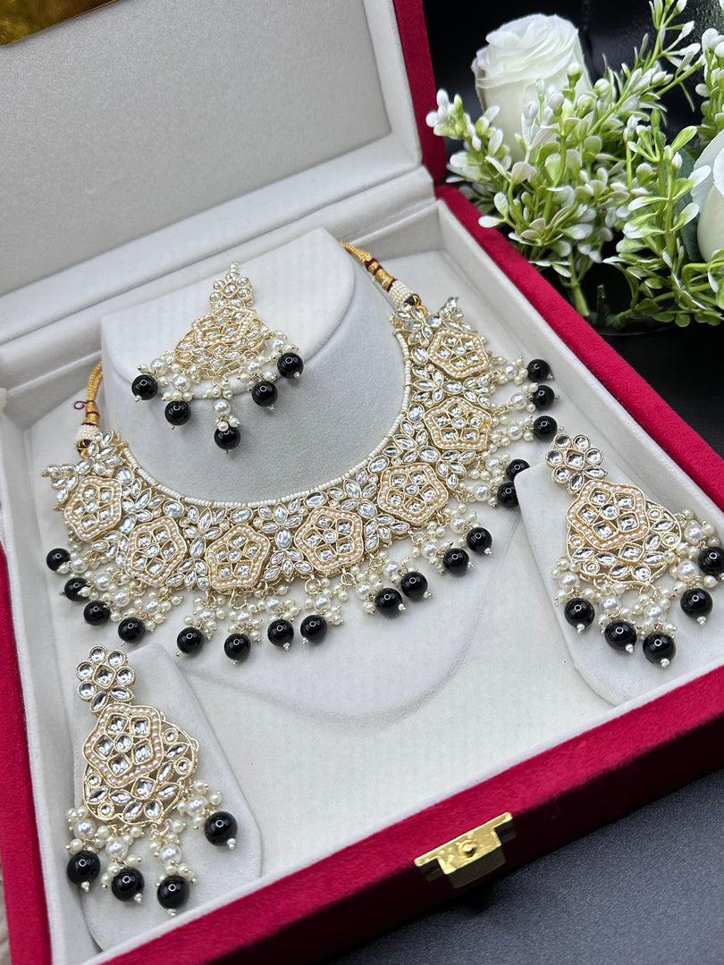 Chetana Kundan Necklace Set