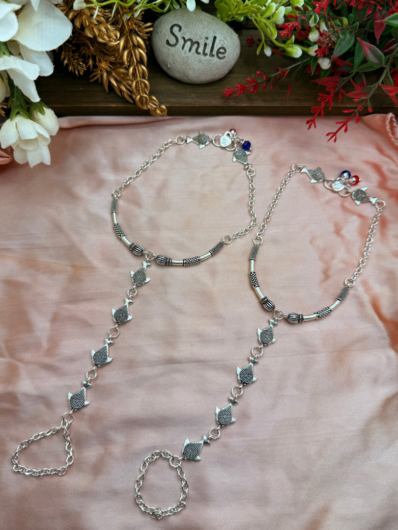 चांदी की पायल संलग्न अंगूठी के साथ