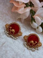 Load image into Gallery viewer, Camel Studs brass gold plated

