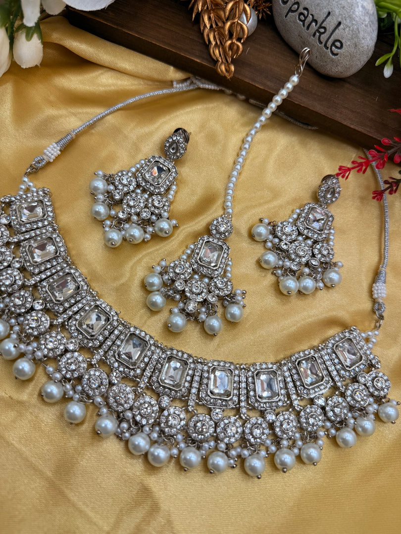 वन्नी गोल्डन चोकर सेट