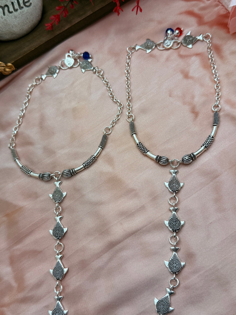 चांदी की पायल संलग्न अंगूठी के साथ