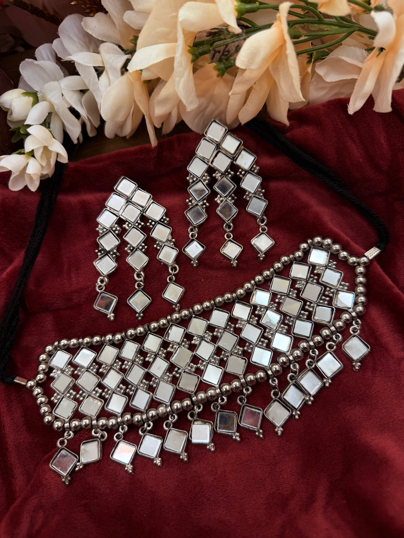 सना ऑक्सीडाइज़्ड मिरर चोकर सेट