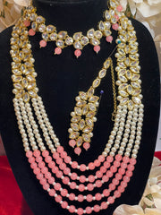 नेत्रा लाइट पीच रंग सफेद मोती का हार सेट